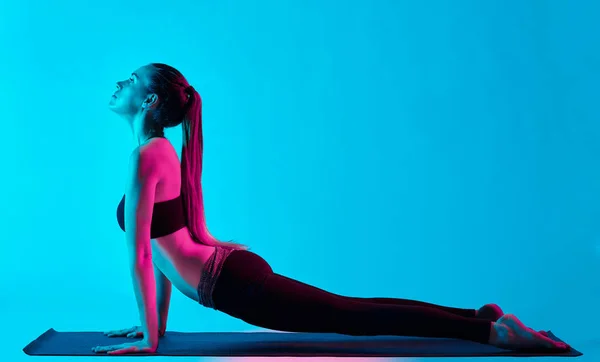 Frauen Yoga Übungen bhujangasana Kobra Pose — Stockfoto