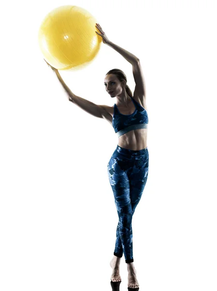 Frau Fitness Schweizer Ball übt Silhouette — Stockfoto