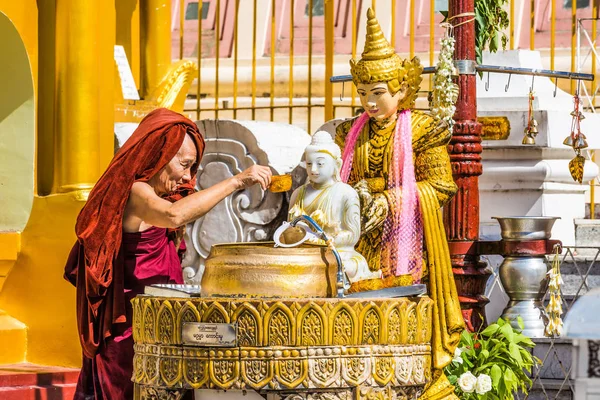 Buddhistischer Mönch tränkt Buddha-Statue Shwedagon-Pagode — Stockfoto