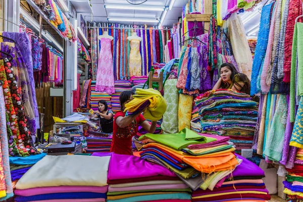 Bogyoke Aung San marknad Yangon i Myanmar — Stockfoto