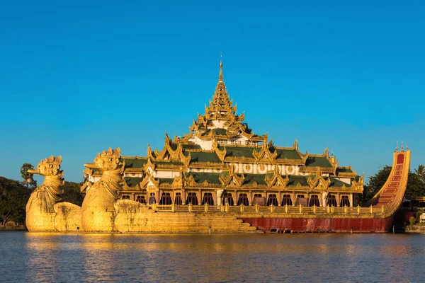 Karaweik Palace étterem Yangon, Mianmar — Stock Fotó