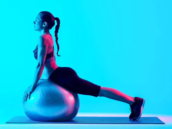 Vrouw fitness pilates oefeningen geïsoleerd — Stockfoto