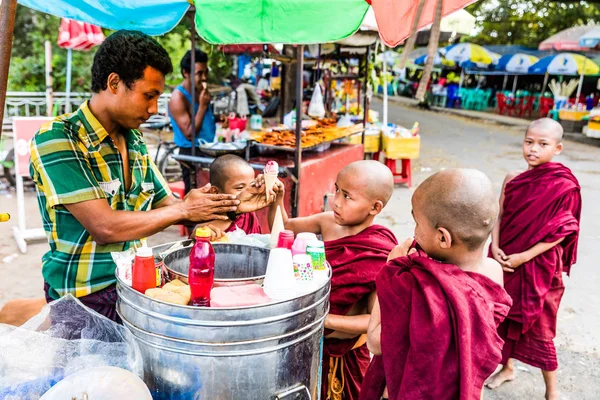 Začínající uživatel buddhistický mnich děti Yangon Myanmar — Stock fotografie
