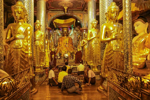 Rezando Shwedagon Pagoda Rangún en Myanmar — Foto de Stock