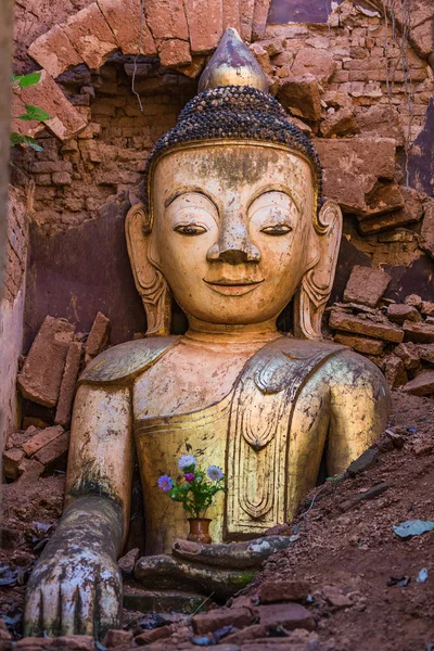 Shwe Inn Dein Pagoda Inle Lake Shan Myanmar Fotos De Bancos De Imagens