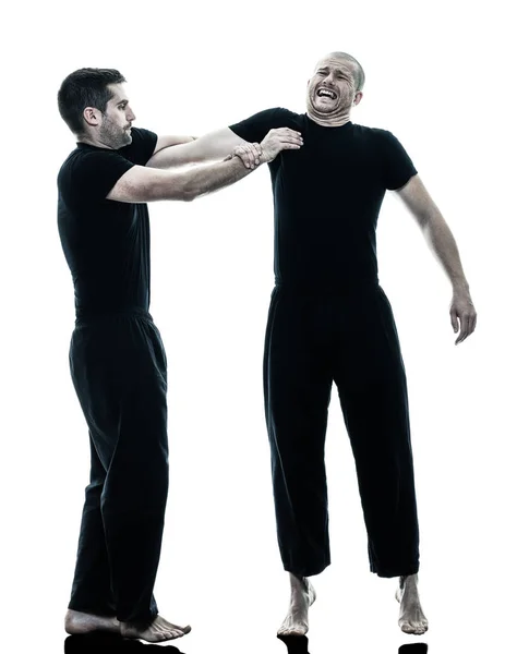 Homens krav maga lutadores lutando isolados — Fotografia de Stock