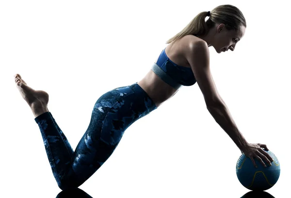 Kvinna fitness medicinboll övningar siluett — Stockfoto