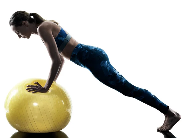 Γυναίκα γυμναστήριο ελβετική μπάλα ασκήσεις σιλουέτα — Φωτογραφία Αρχείου