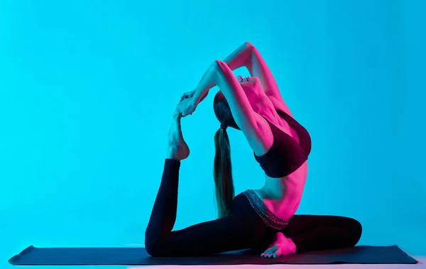 Frauen Yoga Übungen Rajakapotasana Königstaube — Stockfoto