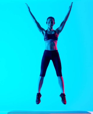 kadın exercsing fitness exercices izole mutlu atlama