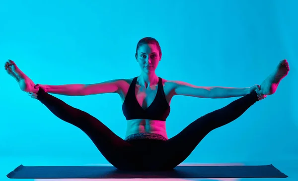 Kvinnan yoga öva — Stockfoto