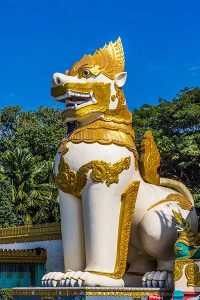 Chinthe statue Shwedagon Pagoda  Yangon in Myanmar — Stock Photo, Image