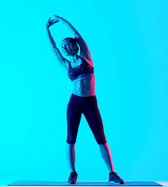 Femme exerçant des exercices de fitness étirement isolé — Photo