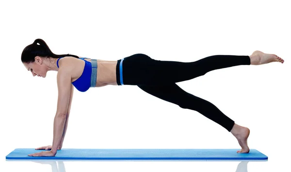 Fitness kobieta na białym tle pilates hamowaniem — Zdjęcie stockowe