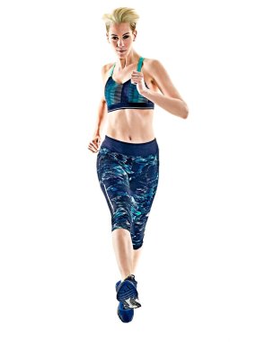 Beyaz arka plan jogging jogging yapan çalışan kadın runner izole