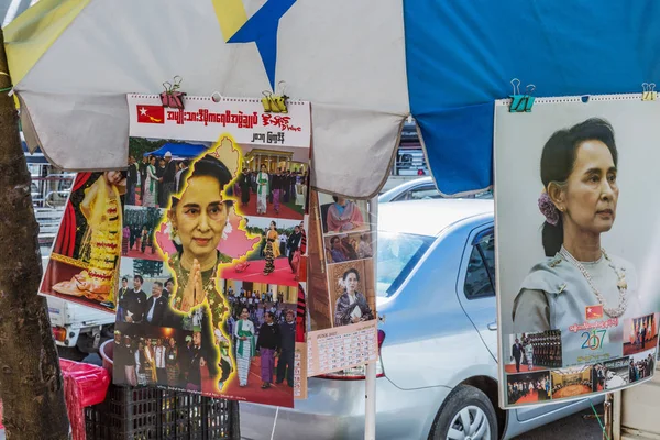 Aung San Suu Kyi calendarios Rangún en Myanmar — Foto de Stock