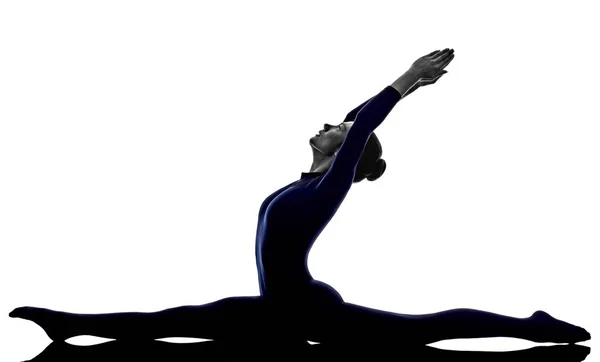 Femme exerçant Hanumanasana singe pose yoga silhouette — Photo