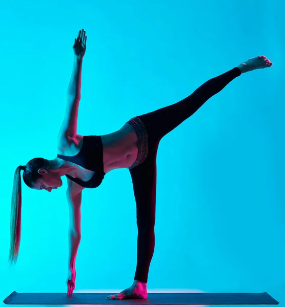 Mujer ejercicios de yoga Ardha Chandrasana media luna — Foto de Stock