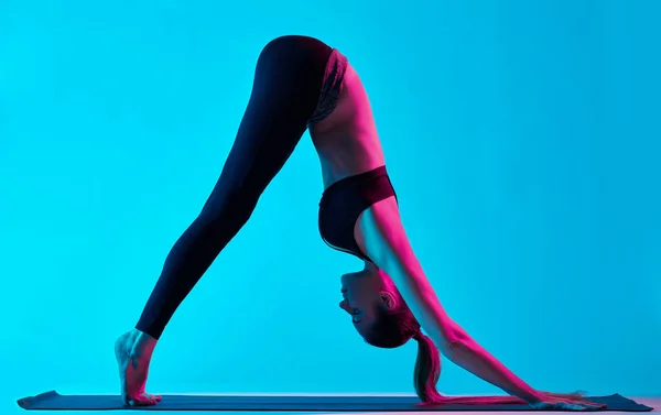 Yoga Übungen für Frauen Adho Mukha Svanasana — Stockfoto