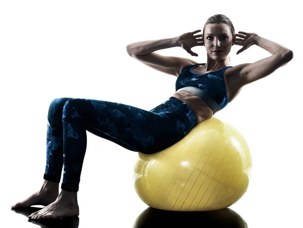 Frau Fitness Schweizer Ball übt Silhouette — Stockfoto