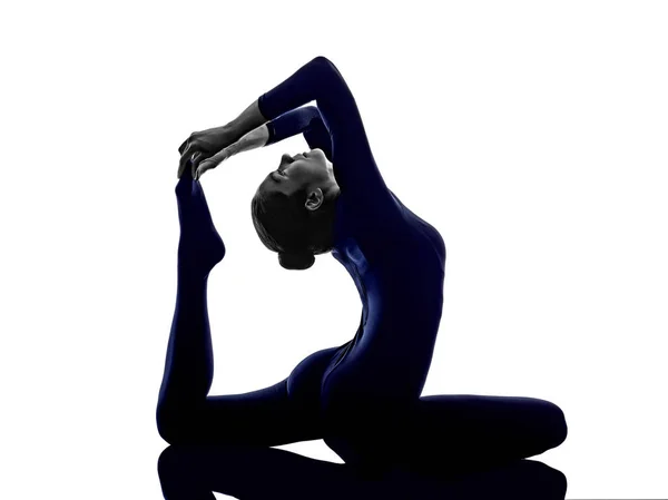 Mulher exercitando Eka Pada Rajakapotasana Uma perna Rei Pombo — Fotografia de Stock