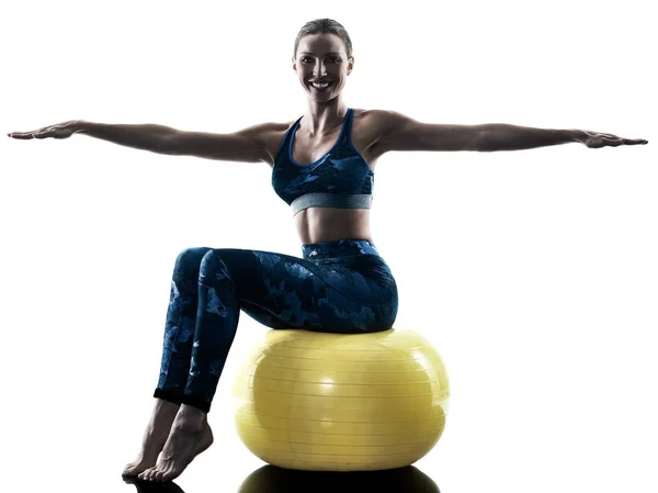 Frau Fitness Schweizer Ball übt Silhouette — Stockfoto
