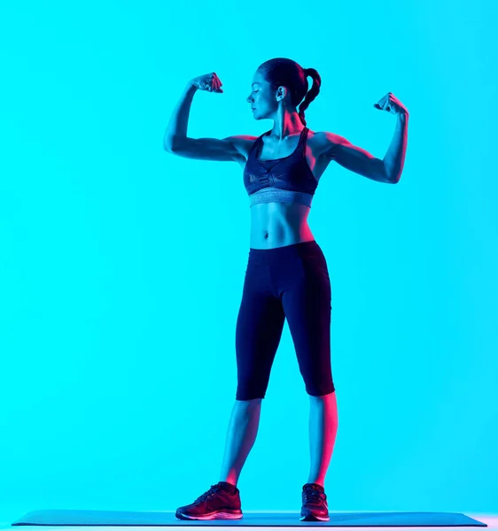근육 질의 여자 exercsing 피트 니스 연습 절연 — 스톡 사진