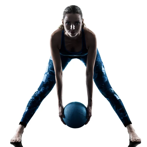 Γυναίκα ιατρική μπάλα γυμναστικής ασκήσεις σιλουέτα — Φωτογραφία Αρχείου
