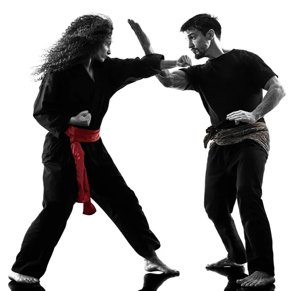 Mulher Kung Fu Pencak Silat isolado — Fotografia de Stock