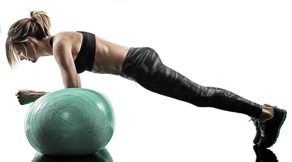 Kobieta pilates fitness swiss ball sylwetka ćwiczenia na białym tle — Zdjęcie stockowe