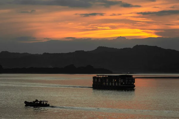 Річка Ayarwaddy захід сонця М'янма — стокове фото