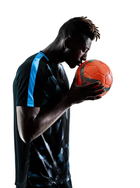 Um jogador de futebol africano homem isolado silhueta de fundo branco — Fotografia de Stock