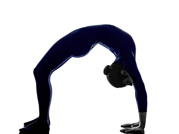 Kvinna utövar Urdhva Dhanurasana bridge utgöra yoga silhuett — Stockfoto