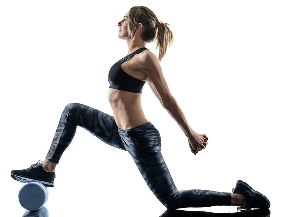 Vrouw pilates fitness foam roller oefeningen silhouet geïsoleerd — Stockfoto