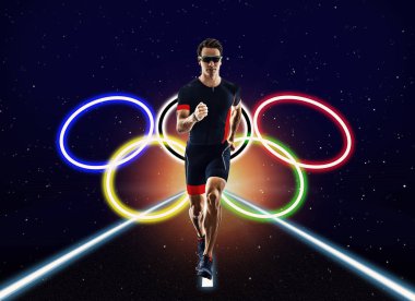 Olimpiyat oyunları koşan koşucu izole edilmiş siyah arkaplan halkaları