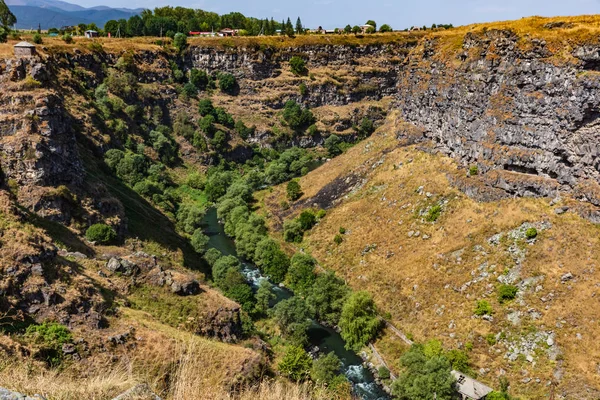 Dzoraget folyó Lori Berd kanyon panoráma táj Stepanavan Lorri Örményország mérföldkő — Stock Fotó