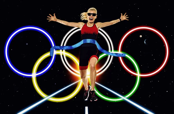 Läufer läuft olympische Spiele Ringe isoliert schwarzen Hintergrund — Stockfoto
