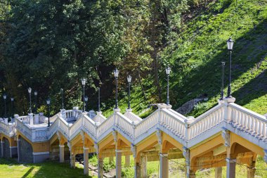 Magdeburg Hukuk Anıtı 'nın merdivenleri Mariinsky Park Kiev Ukrayna