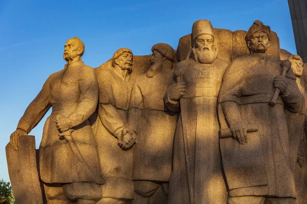 Statue de héros L'Amitié des Peuples Arc Mariinsky Parc Kiev Ukraine Landmark — Photo