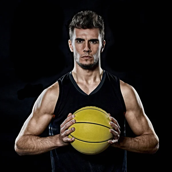 Kaukázusi fiatal kosárlabda játékos férfielszigetelt fekete háttér — Stock Fotó