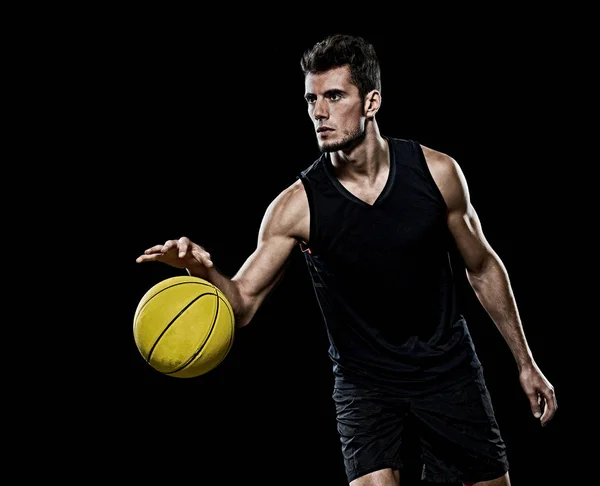 Caucasiano jovem jogador de basquete manisolated preto fundo — Fotografia de Stock