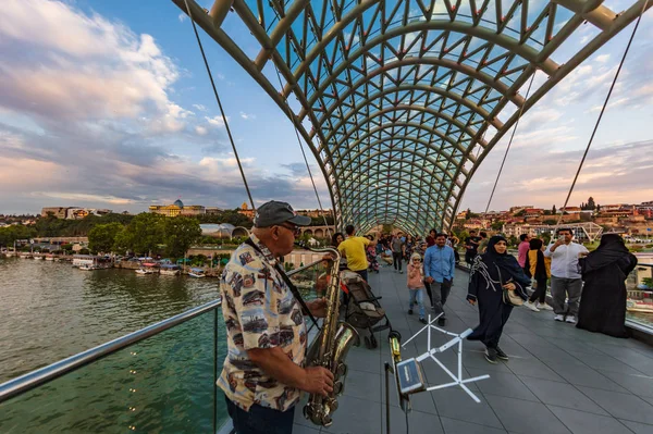 De brug van de vrede Tbilisi Georgië Europa mijlpaal — Stockfoto