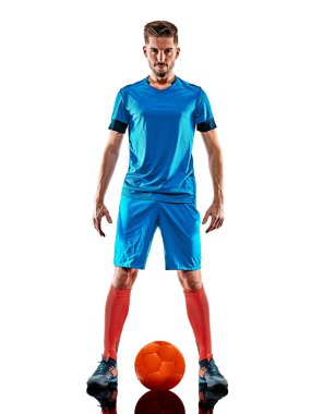 Genç futbolcu beyaz arka planda duruyor.
