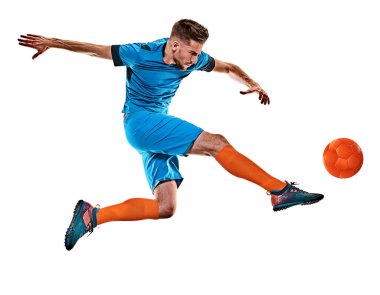 Genç futbolcu beyaz arka planda duruyor.