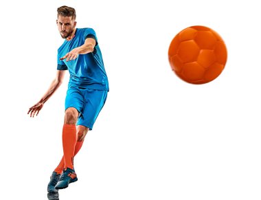 Genç futbolcu beyaz arka planda duruyor.