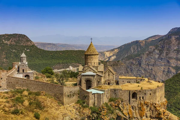 Panorama paisagem montanhas Tatev mosteiro Syunik Arménia marco — Fotografia de Stock