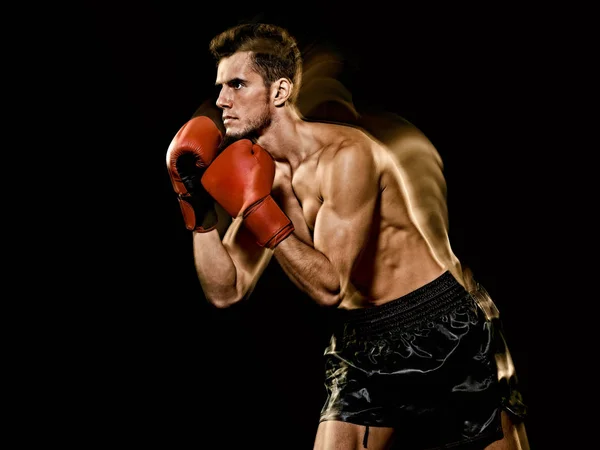 Caucasiano jovem boxeador boxe homem perfil isolado preto fundo — Fotografia de Stock