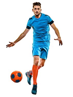 Genç futbolcu beyaz arka planda duruyor.