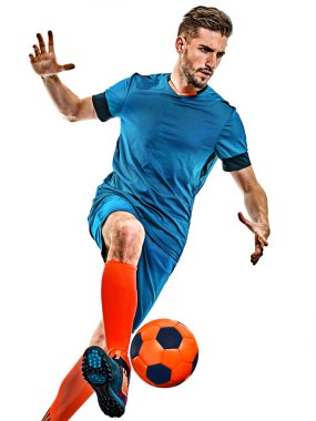 Genç futbolcu beyaz arka planda duruyor.