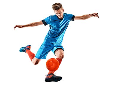 Genç futbolcu beyaz arka planda duruyor.